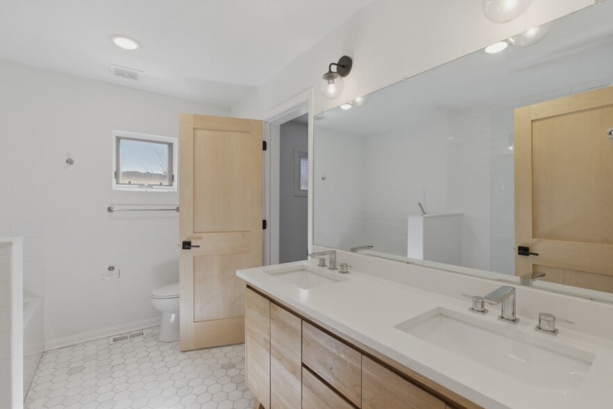 Building Photo - 448 N Carpenter St