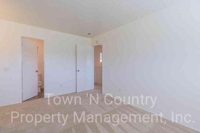 Building Photo - 3 Bedroom, 2 Bath Creekside Condo Available Now!