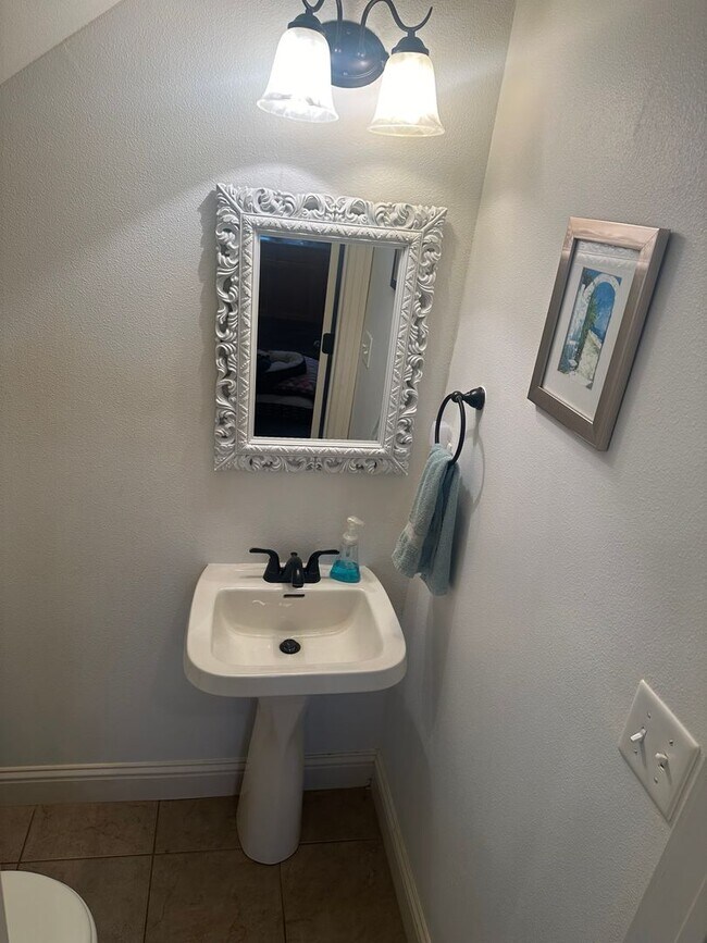 Building Photo - 3 Bed, 2.5 Bath Garden Home in Lakewood Subdivision – Available 8/1