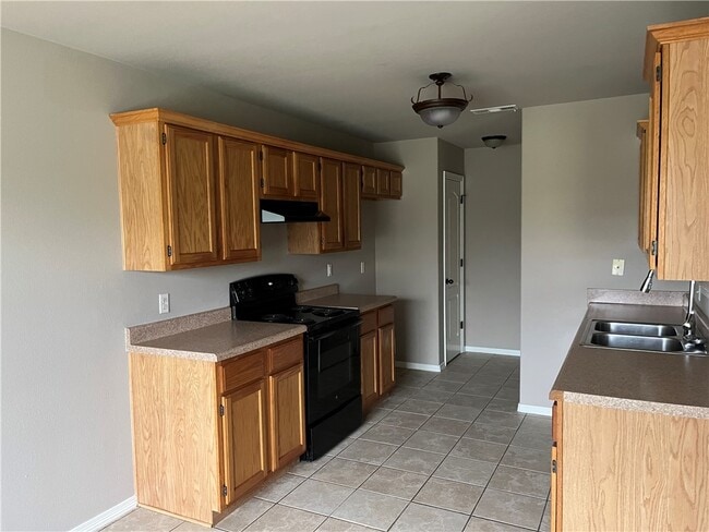 Building Photo - 121 Willow Dr