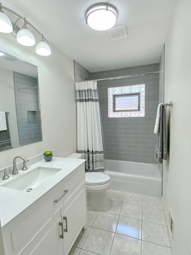 Building Photo - 2242 Eastview Dr