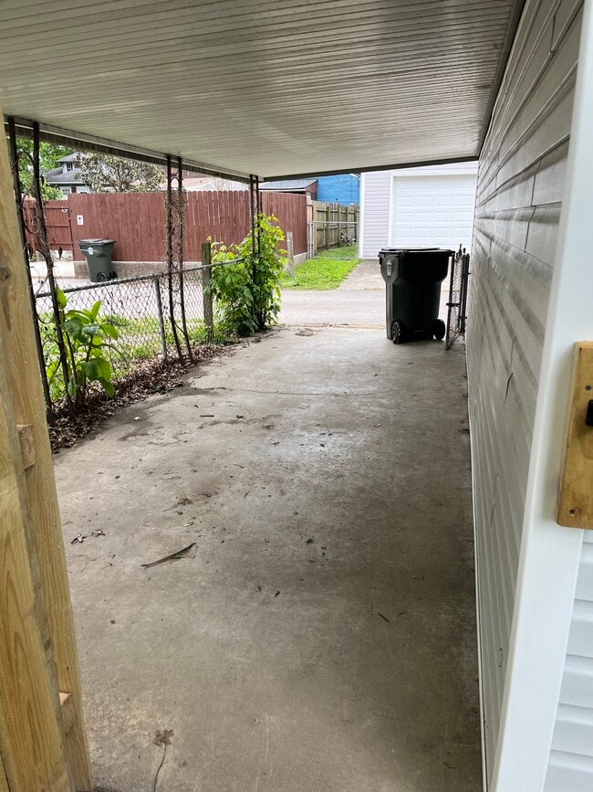 Building Photo - 1506 E Oak St