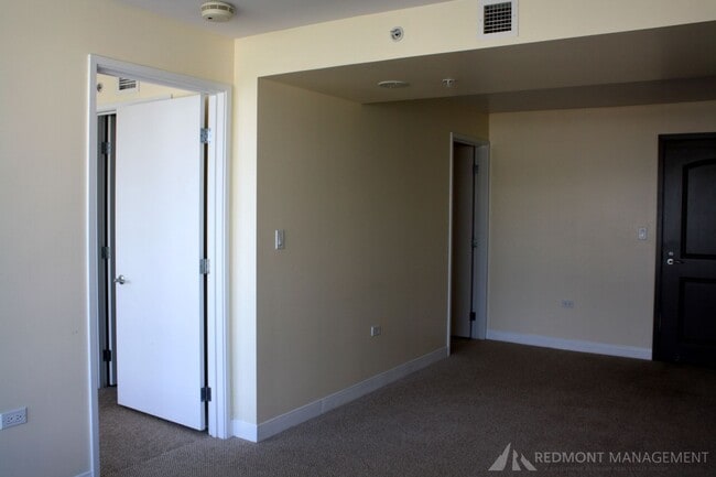 Building Photo - Luxurious Condo with Mountain Views