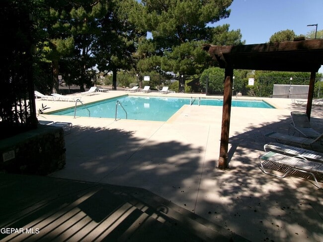Building Photo - 5852 Mira Serena Dr