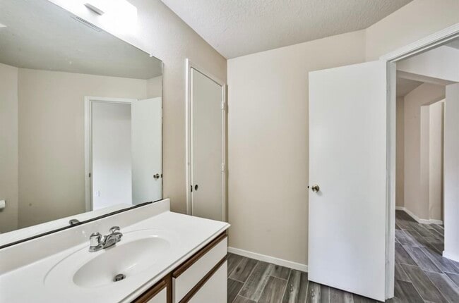 Building Photo - 14820 Welbeck Dr