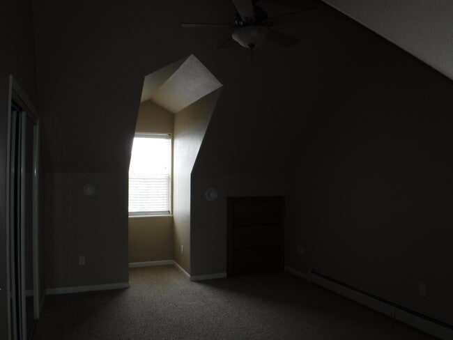 Building Photo - 441 Country Club Ln