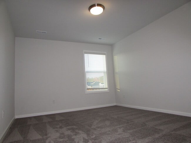 Building Photo - Spacious 4 Bedroom/ 3 Bathroom Home in Lovely Terrell - 2 Car Garage - Washer/Dryer and Lawn Main...