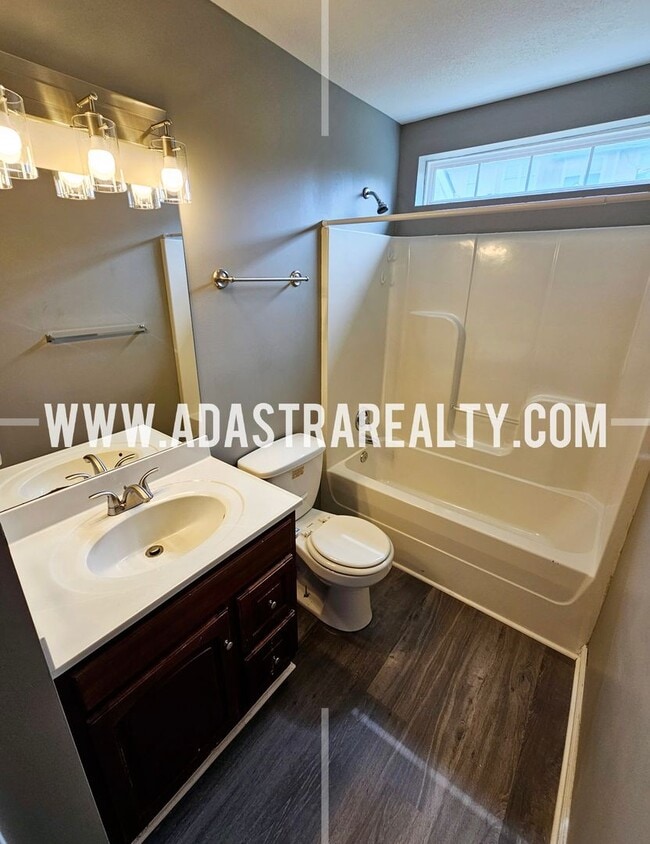 Building Photo - Very Spacious Townhome in West Olathe-Available NOW!!