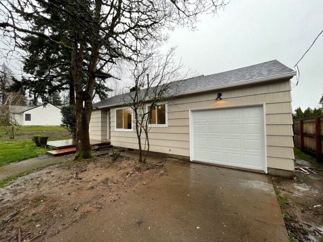 Building Photo - AVAILABLE NOW!!! Spacious 2bd/1ba House w/...