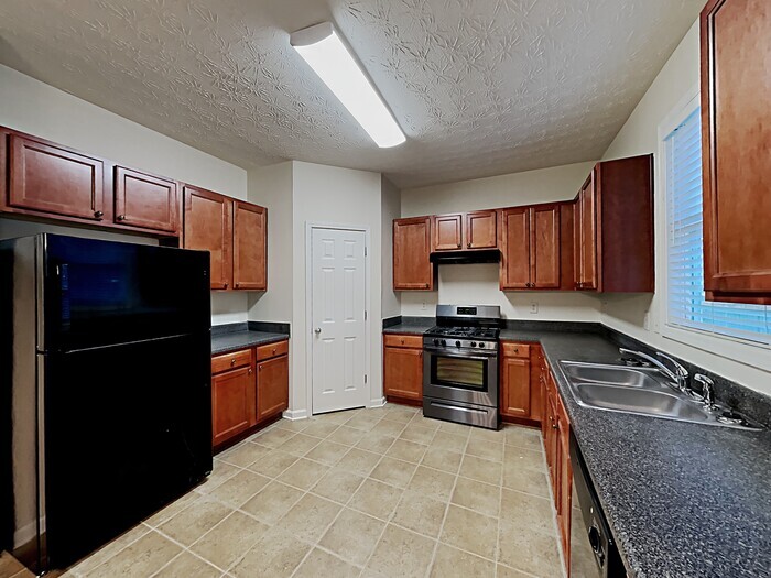 Building Photo - 2400 Village Green Dr