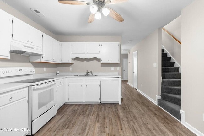 Building Photo - Updated Townhome In Hunters Creek