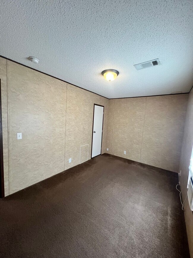 Building Photo - 3 Bedroom / 2 Bathroom Home – Utilities Not Included