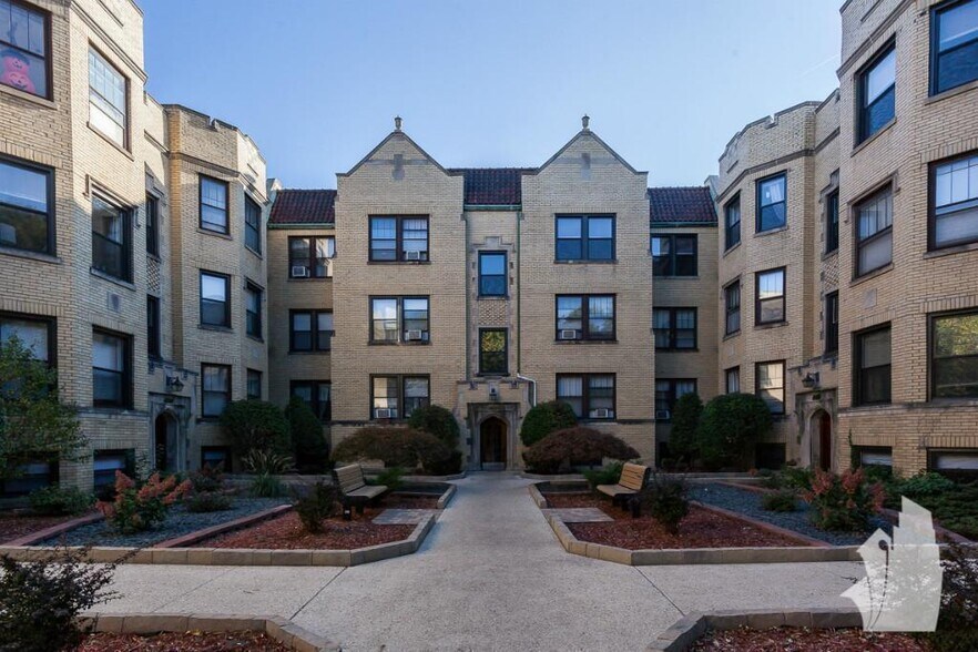 Building Photo - 1117 W Oakdale Ave