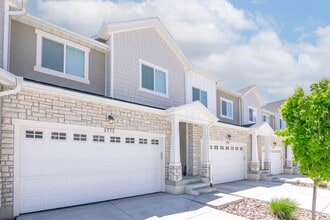 Building Photo - Beautiful 4 Bedroom Townhome in Saratoga Springs!