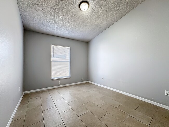 Building Photo - Spacious 4-Bedroom Retreat with 2 Baths in Brandon - 2103 Sq. Ft. of Comfort Awaits!