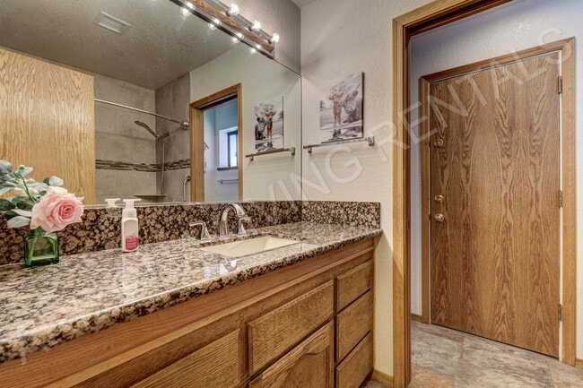 Building Photo - FURNISHED AVAILABLE LONG TERM