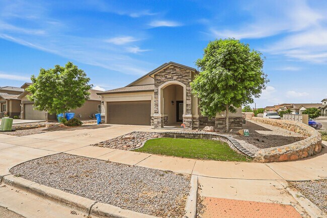 Building Photo - BEAUTIFUL FAR EAST HOME RIGHT OFF I-10, PET FRIENDLY WITH NO BREED RESTRICTIONS