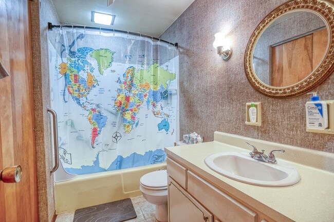 Building Photo - PRIME LOCATION Beautiful Home .6 Miles fro...