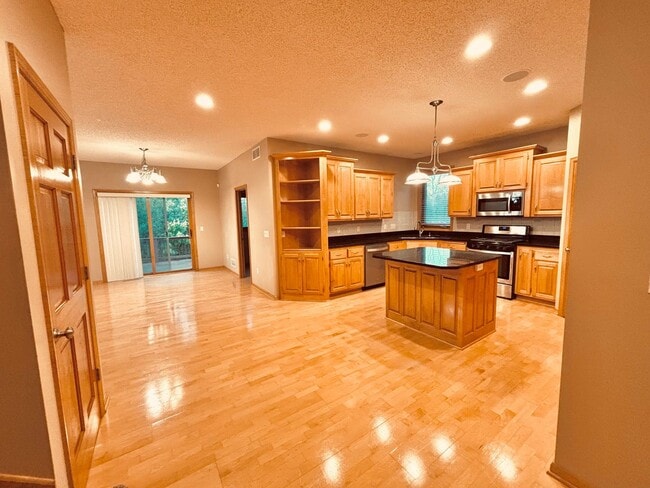 Building Photo - Huge 5 bed home located in Maple Grove!