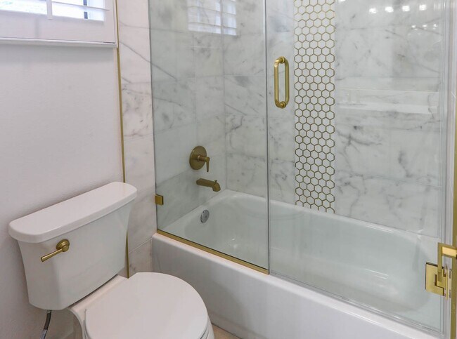 Building Photo - 5 Bedroom Pool Home Located In Summerlin G...