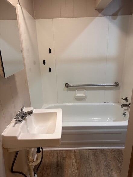 Building Photo - 613 E 3rd St