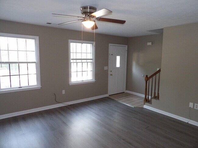 Building Photo - 244 Meadowview Dr