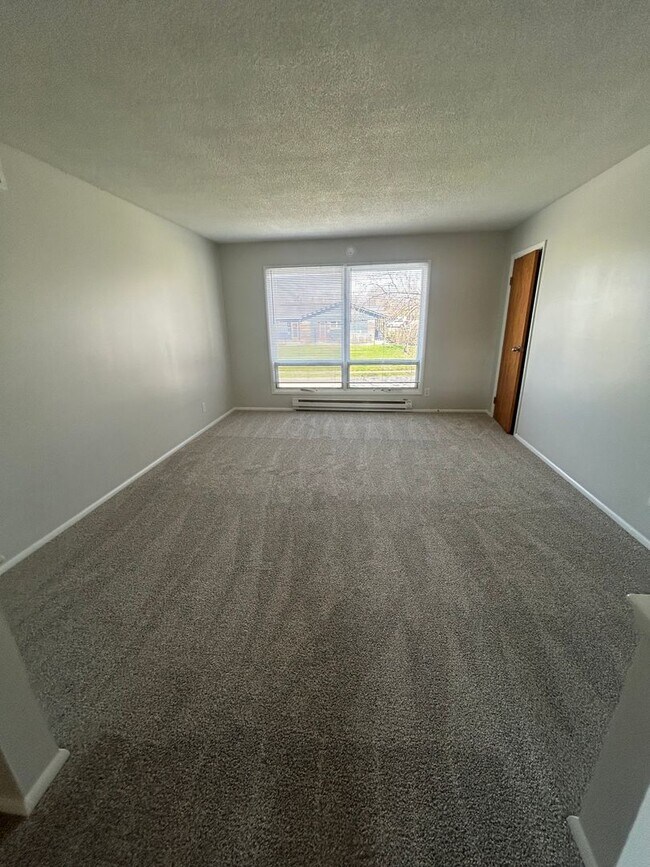 Building Photo - 2 bed 1 bath townhome located in Speedway