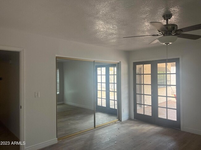 Building Photo - 1733 N La Rosa Dr
