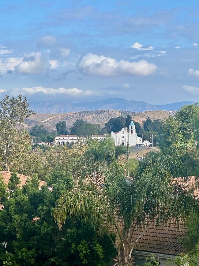 Building Photo - 3 Bedroom(plus loft), 2.5 Bath Home with Stunning Views and Modern Upgrades