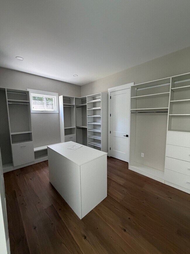 Building Photo - 12 King Heights Dr