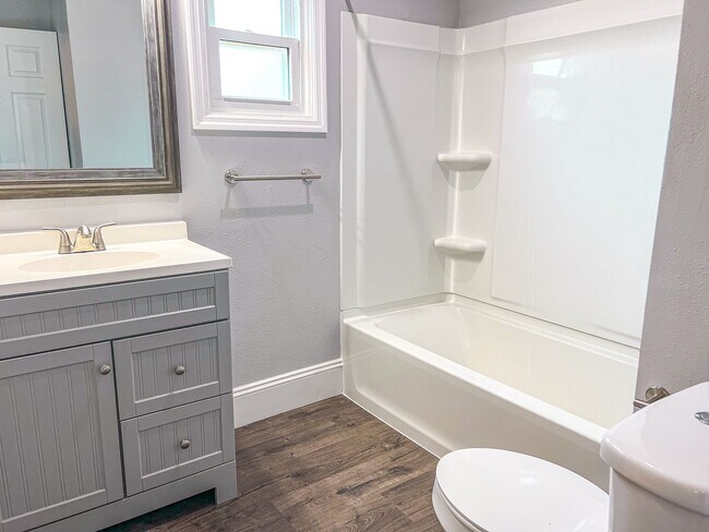 Building Photo - Charming Home in the Heart of Downtown Kis...
