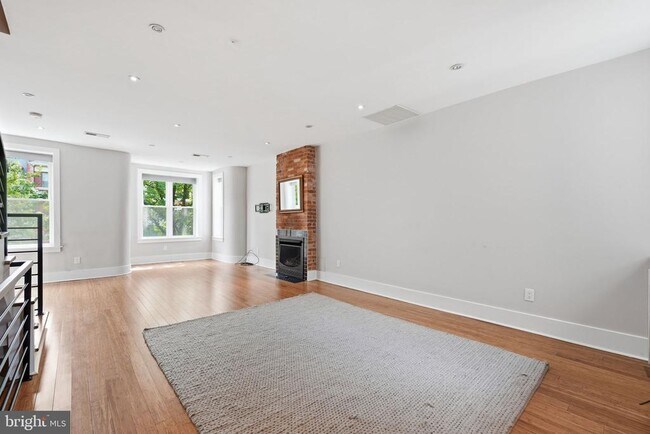Building Photo - 2128 1st St NW