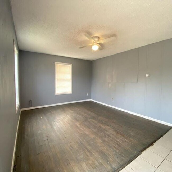 Building Photo - Handyman Special $0 First Month's Rent / “...