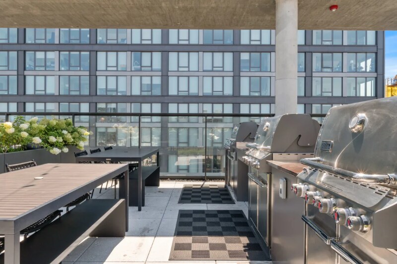 Building Photo - 1050 W Van Buren St