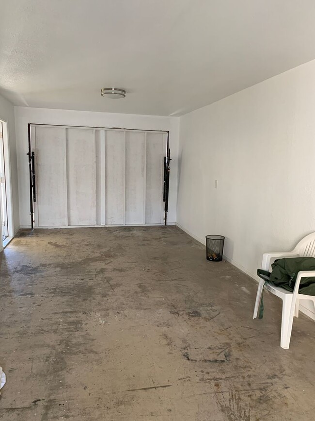 Building Photo - Upstairs 2 bed/1bath with private garage i...