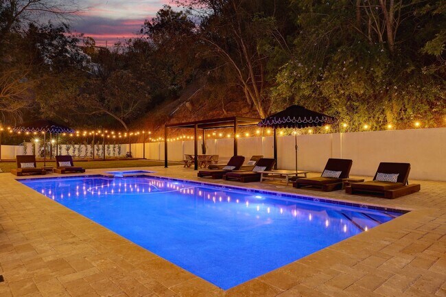 Building Photo - Fully Furnished Luxurious Spanish Mediterranean Villa in Hollywood Hills: 4-Bedroom, 2.5-Bath Ret...