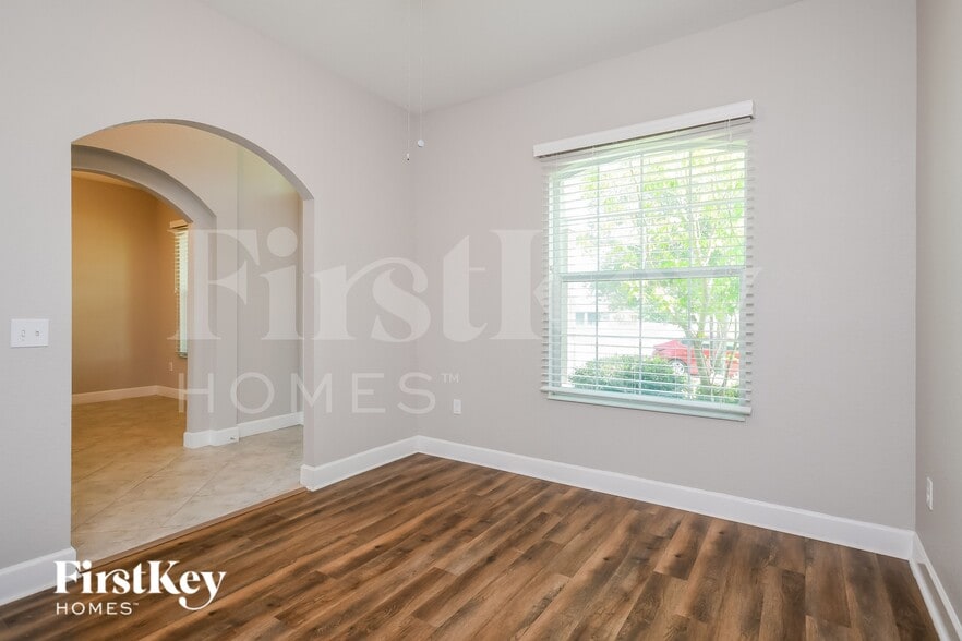 Building Photo - 321 Lake Mariana Pl