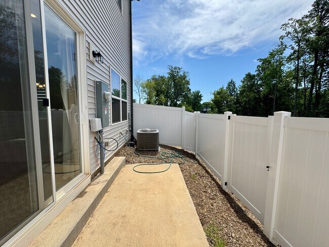 Building Photo - Cute 3BR/2BA Townhouse Minutes from Uptown