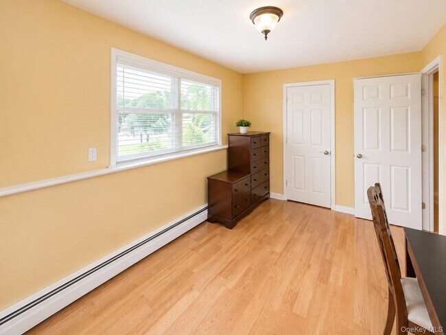 Building Photo - 10 Roe Cir