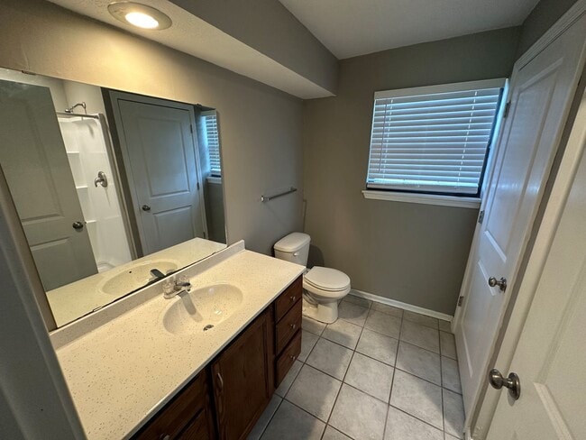Building Photo - Spacious 3 Bedroom 2 Bath Townhome