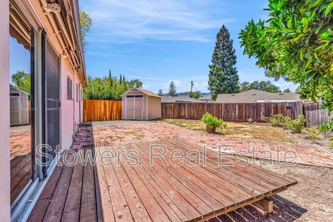 Building Photo - 275 Cameo Dr