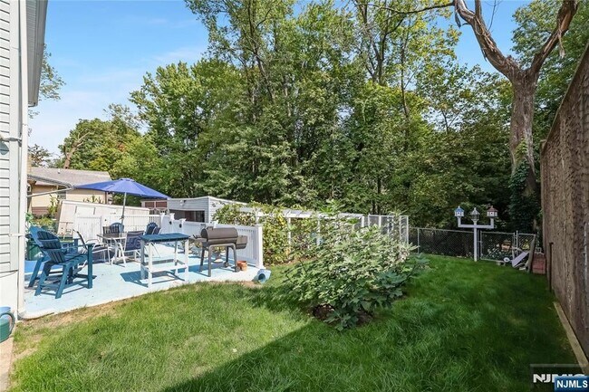 Building Photo - 25 Smith Ave