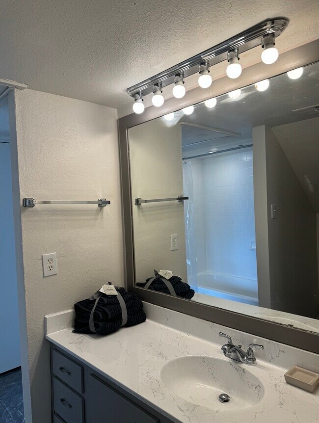 Building Photo - 3130 Walnut Bend Ln