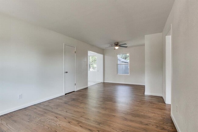 Building Photo - 2725 Texoma Dr