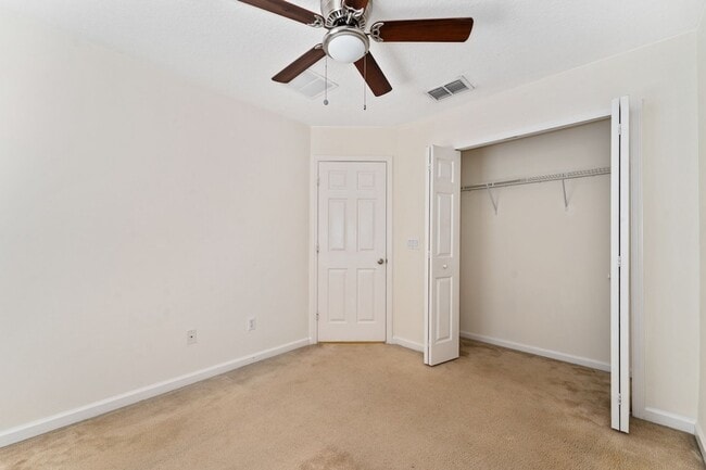 Building Photo - Nice 3/2.5 Townhouse with 2-Car Garage in ...