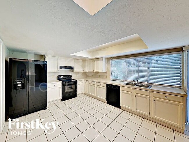 Building Photo - 2211 Fairgreen Dr