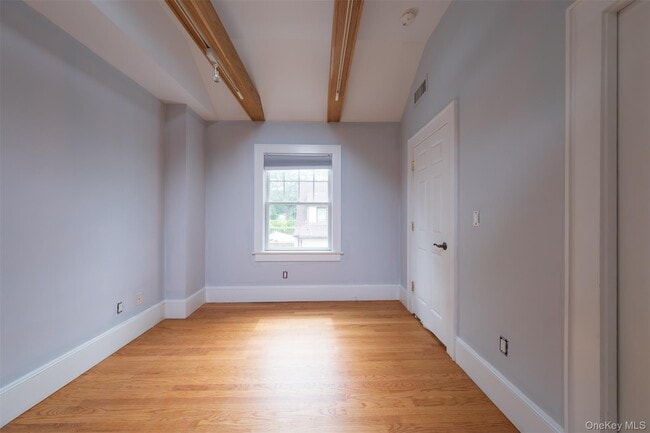 Building Photo - 217 Larchmont Ave