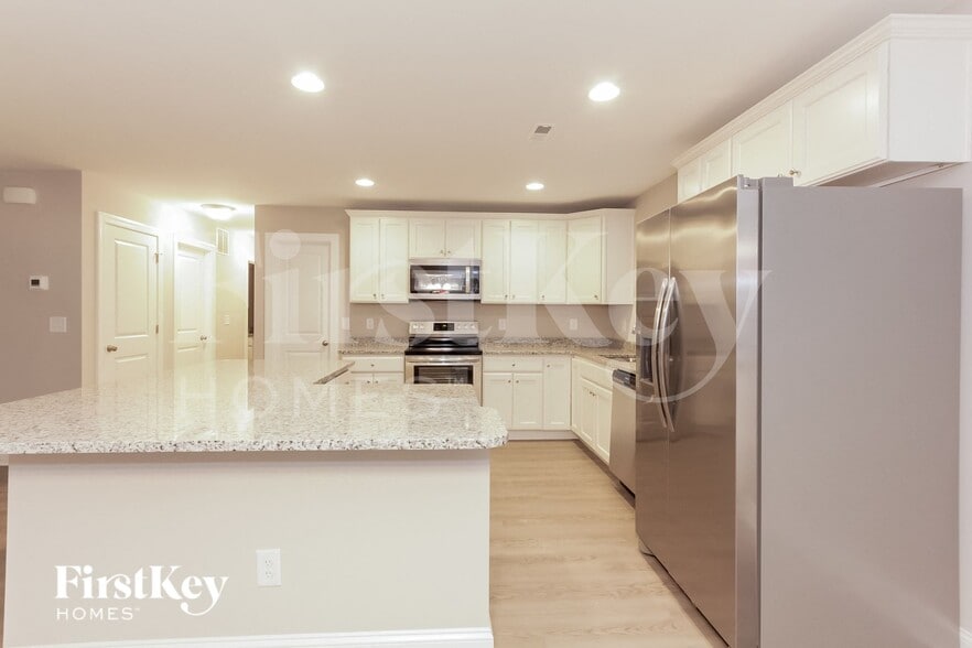 Building Photo - 1520 Longbow Dr