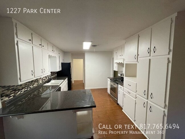 Building Photo - 1227 Park Center St