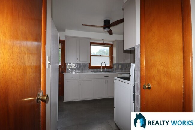 Building Photo - Charming 5 bed House!